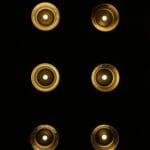 Ciepłe, symetryczne punkty świetlne na ciemnym tle