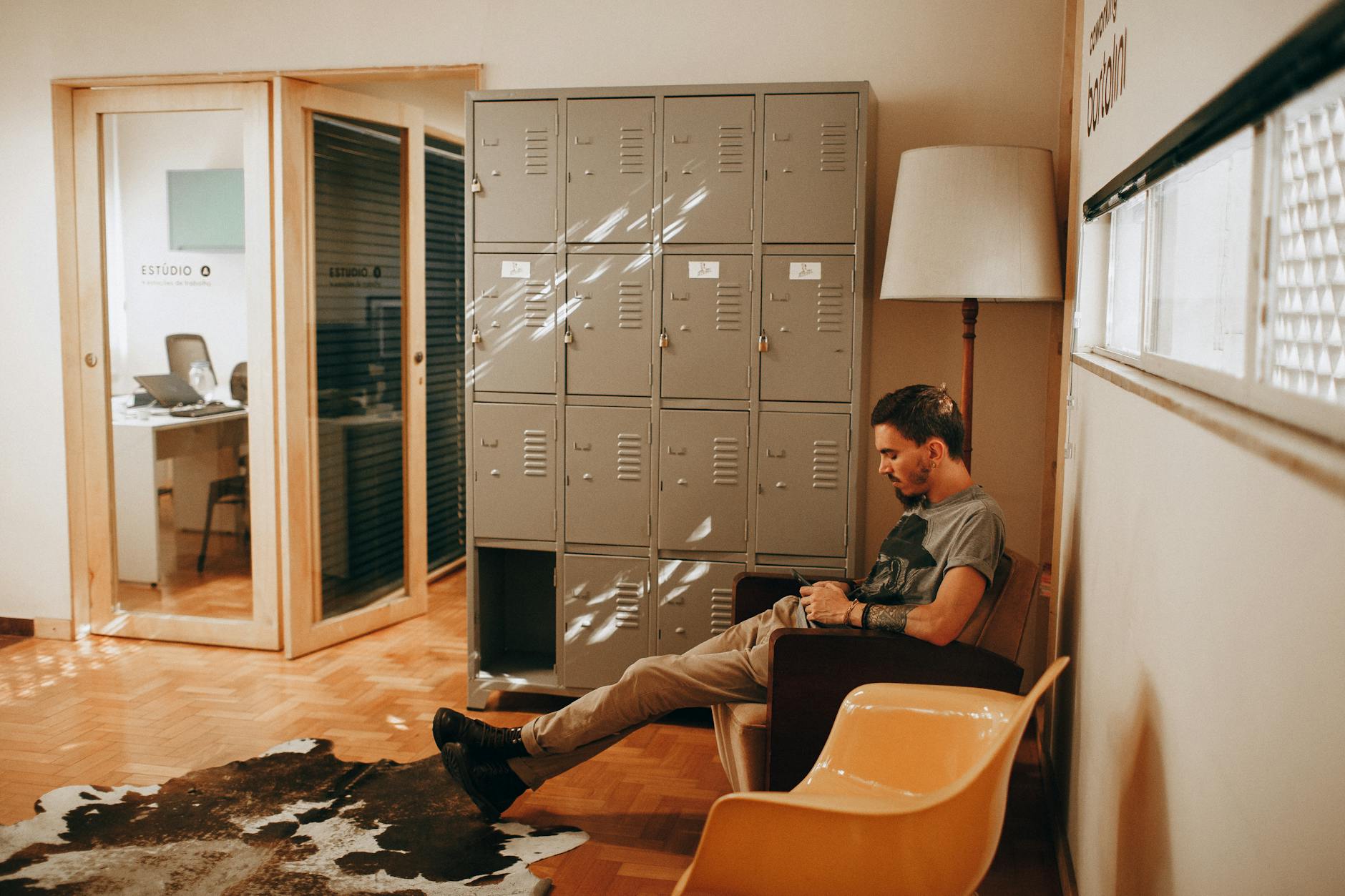 Mężczyzna w nowoczesnym biurze z laminowaną podłogą