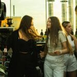 Młodzi dorośli bawią się na plenerowej imprezie w centrum Lwowa o zmierzchu