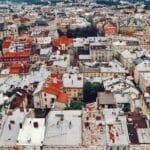 Panorama Starego Miasta we Lwowie z kolorowymi kamienicami i cerkwiami