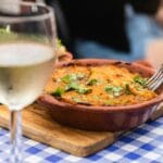 Portugalskie danie z białym winem w restauracji w Faro