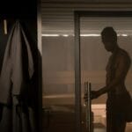 Sylwetka mężczyzny wchodzącego do sauny przez szklane drzwi