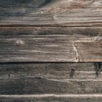 Zbliżenie na stare drewniane panele z widocznymi śladami zużycia