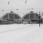 Zimowy dworzec kolejowy we Lwowie w czarno-białej scenerii