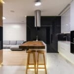 Nowoczesny salon z aneksem kuchennym i jasną podłogą laminowaną