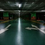 Podziemny parking z zielonym oznakowaniem na podłodze