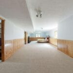 Pusta, wykładzina w piwnicy z boazerią, gotowa do ocieplenia podłogi