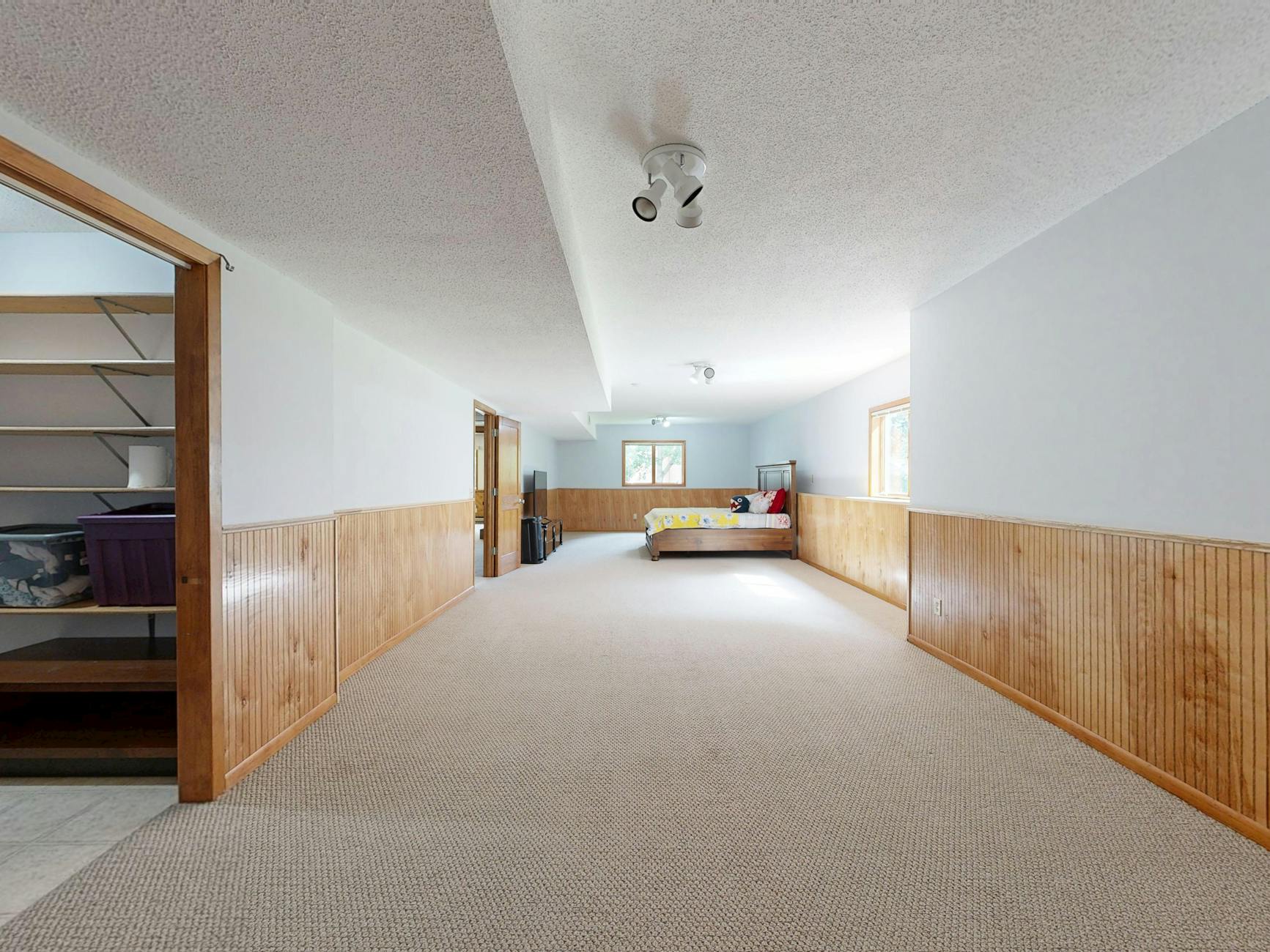 Pusta, wykładzina w piwnicy z boazerią, gotowa do ocieplenia podłogi