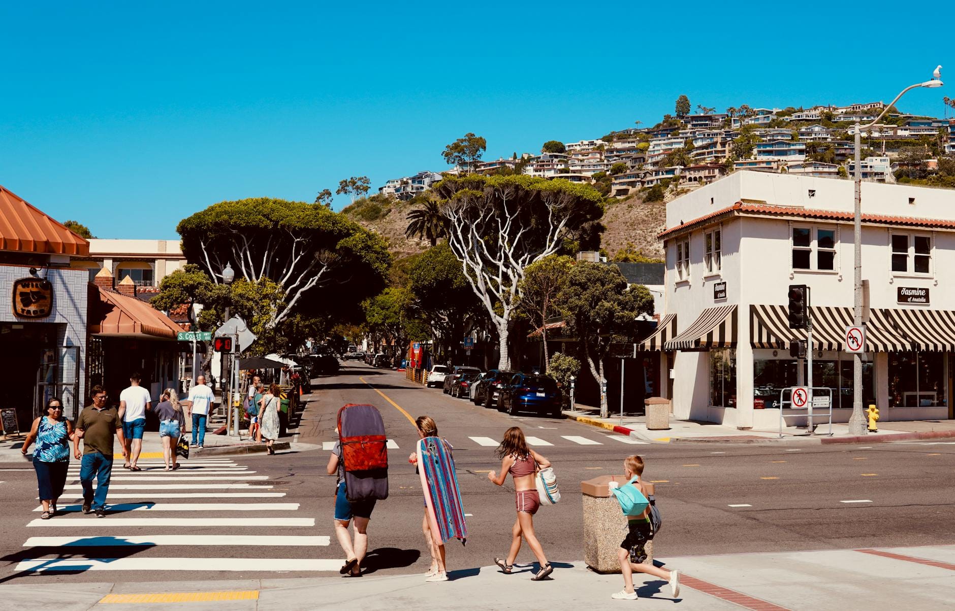 Rodziny spacerujące po przejściu dla pieszych w nadmorskim miasteczku