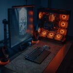 Biurko gamingowe z podświetleniem RGB, dużym monitorem i komputerem PC
