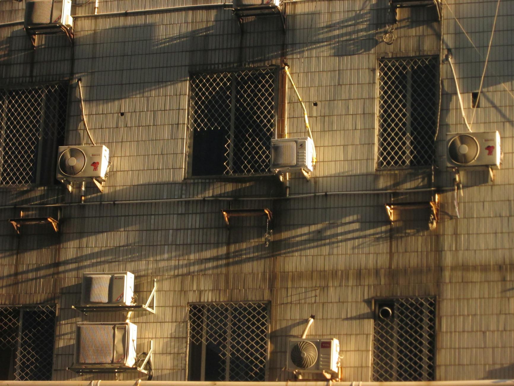 Elewacja miejskiego budynku z klimatyzatorami na ścianie