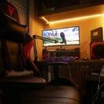 Gamingowy desktop w ciemnym pokoju przygotowany do grania w MMORPG