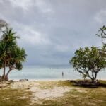 Spokojna plaża w Tajlandii z palmami i pochmurnym niebem
