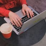 Skuteczna renowacja paneli bez ich demontażu: co działa, a co to tylko marketing
