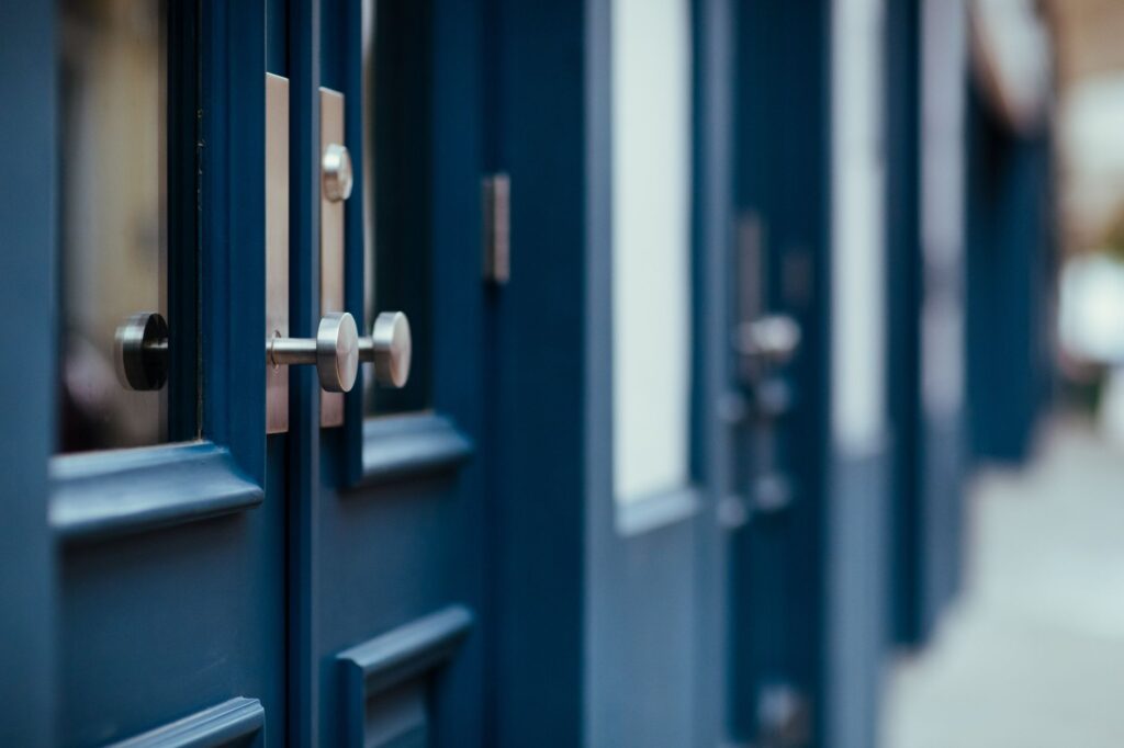 Drzwi wejściowe ciężko się zamykają – co sprawdzić przed wezwaniem serwisu?
